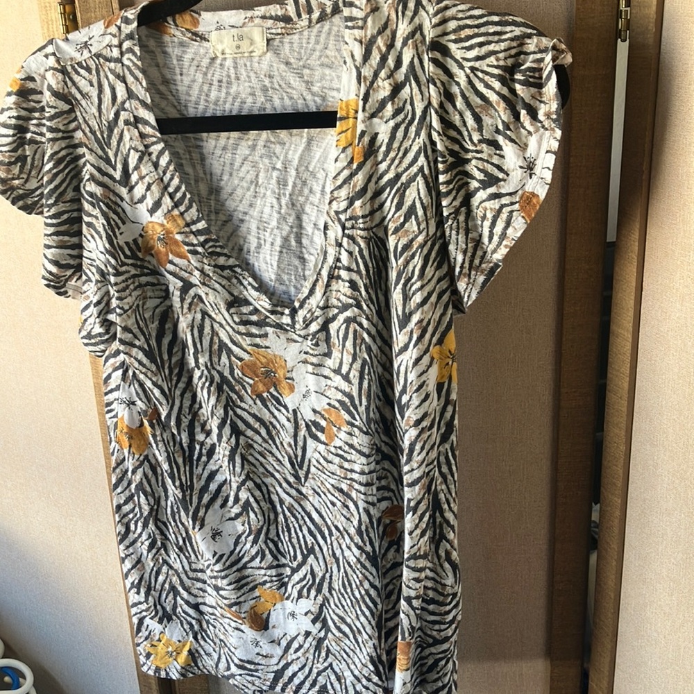 FINAL MARKDOWN T.La Neutral Patterned Top xs